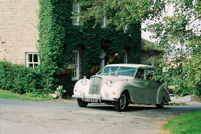 car arriving with bride